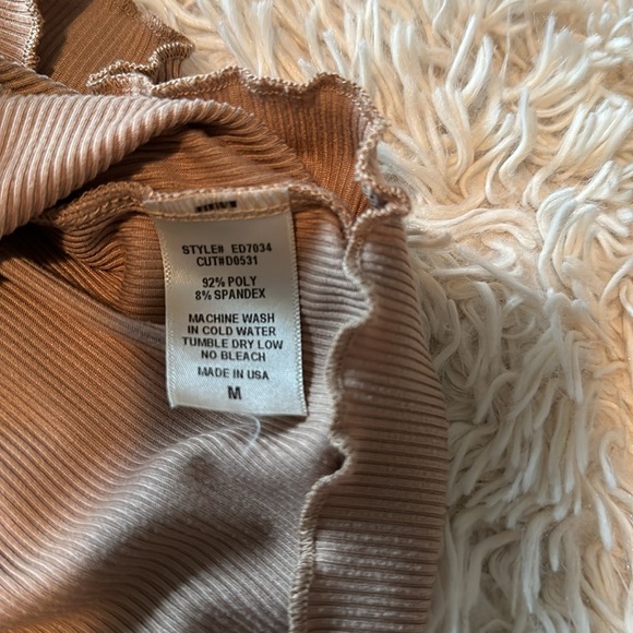 Elloh Scalloped Edge Mock Turtleneck, NWOT, size M. - Picture 4 of 4